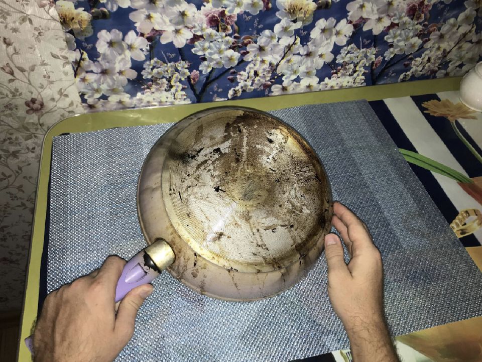 Необычный способ очистки сковороды с помощью таблеток для посудомоечной машины