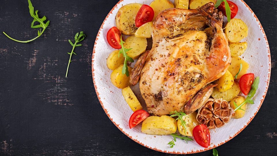 Никогда не выбрасывайте кожицу: при запекании курицы с картошкой отлично заменит масло