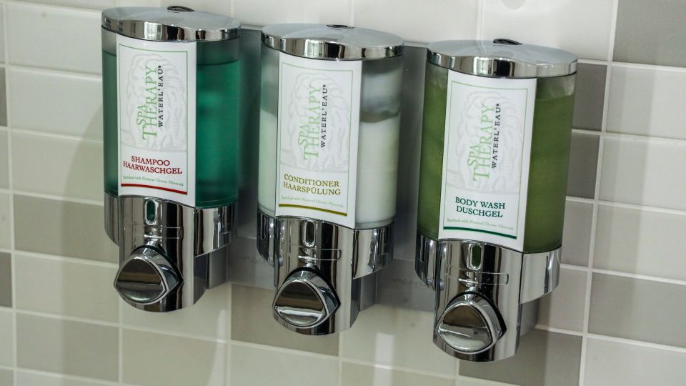 Совсем не водой: вот чем разбавляют гели для душа в отелях