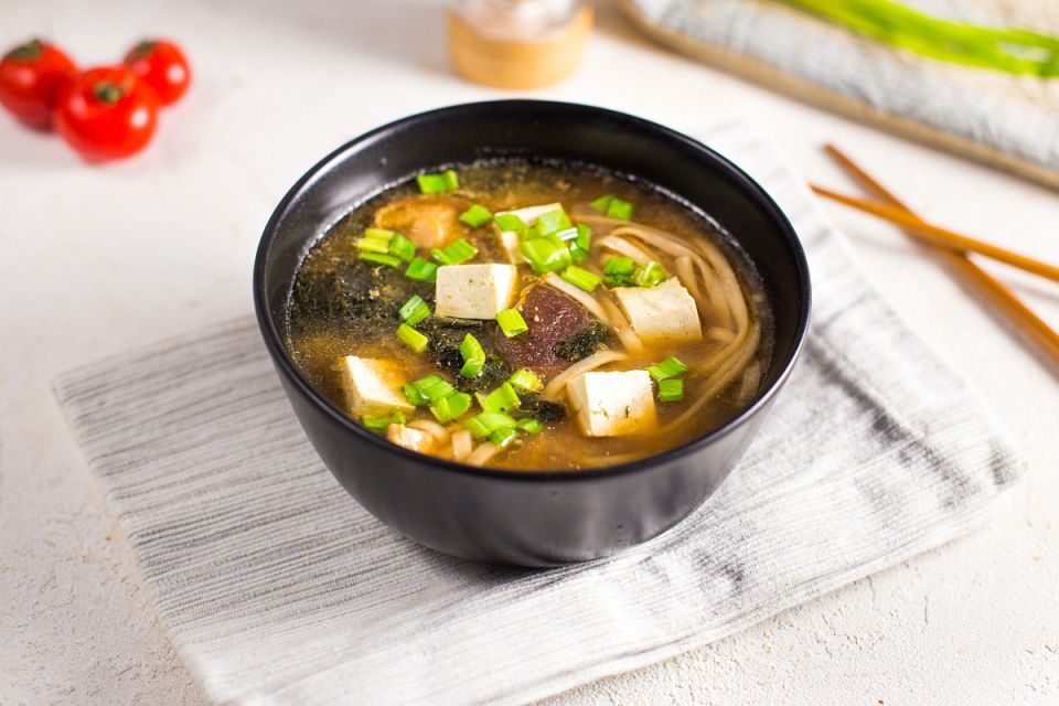 Мисо-суп с курицей, тофу и грибами шиитаке