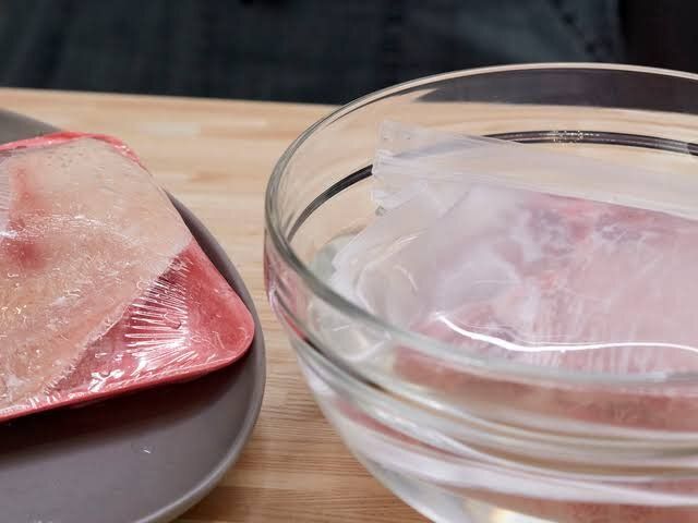 Как быстро и безопасно разморозить мясо: 3 проверенных способа