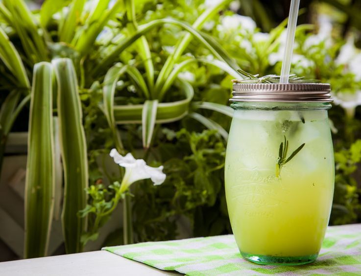 Летний лимонад с ананасом и розмарином: отличное освежение для жарких дней