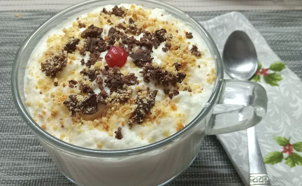 Быстрый и Вкусный Десерт: Взбитые Сливки, Шоколад и Орехи