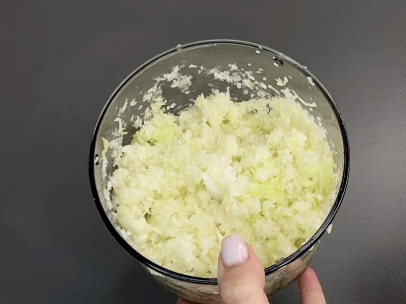 Простое и вкусное: куриные тефтели с капустой в томатном соусе