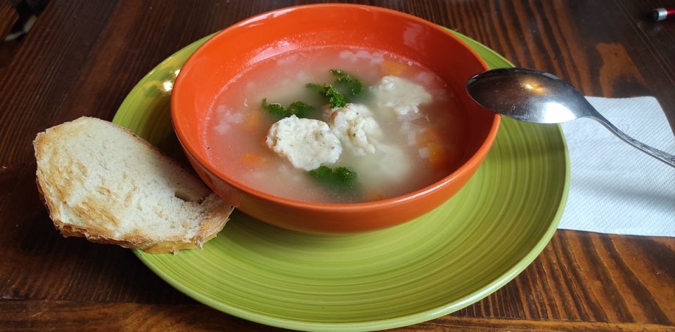 Уютный куриный суп с сырыми клецками