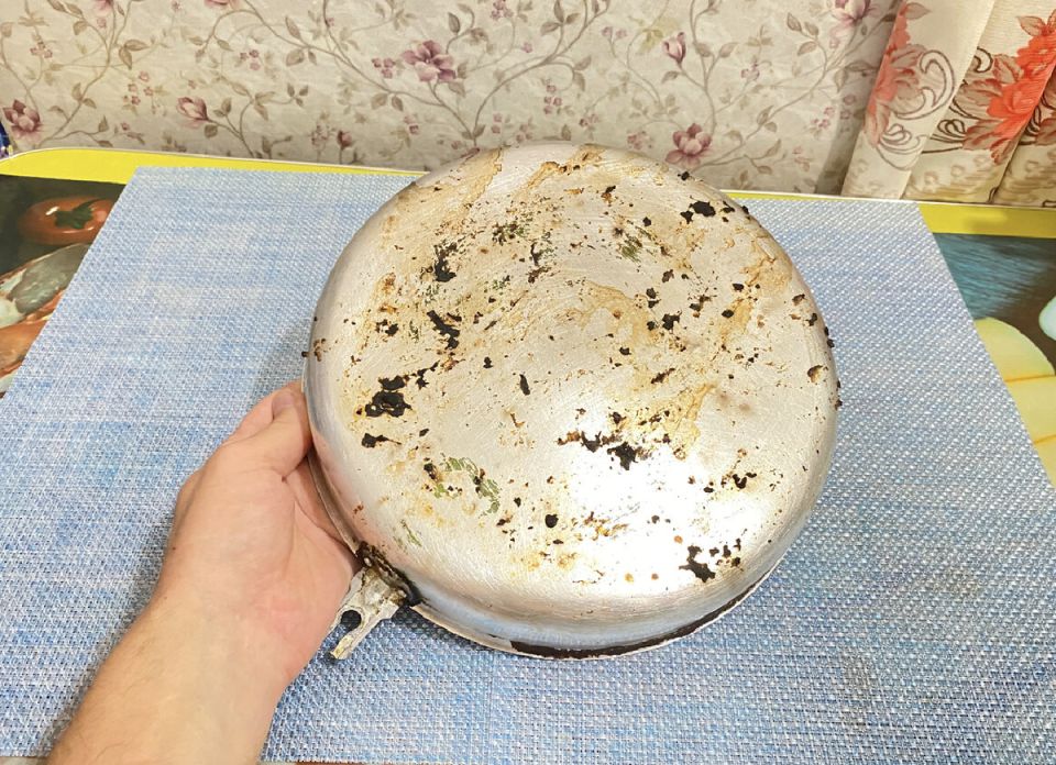 Удивительный метод очистки сковород: как вернуть блеск с помощью трех стаканов