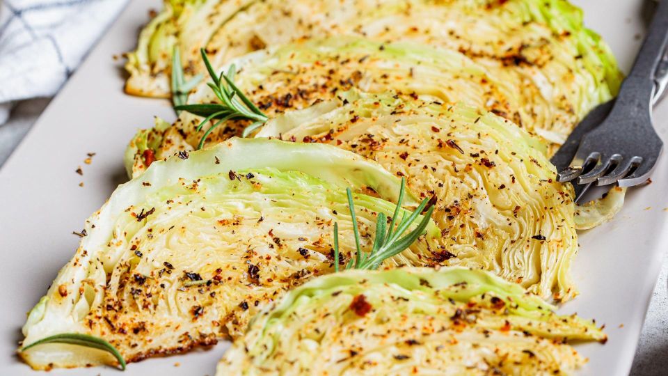 Не только в борщ или салат: что еще можно приготовить из обычной белокочанной капусты