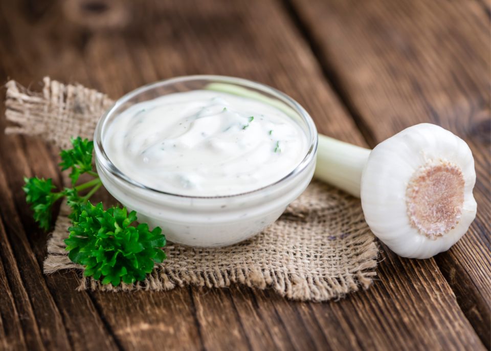 Пикантный чесночный соус, который сделает ваш шашлык незабываемым