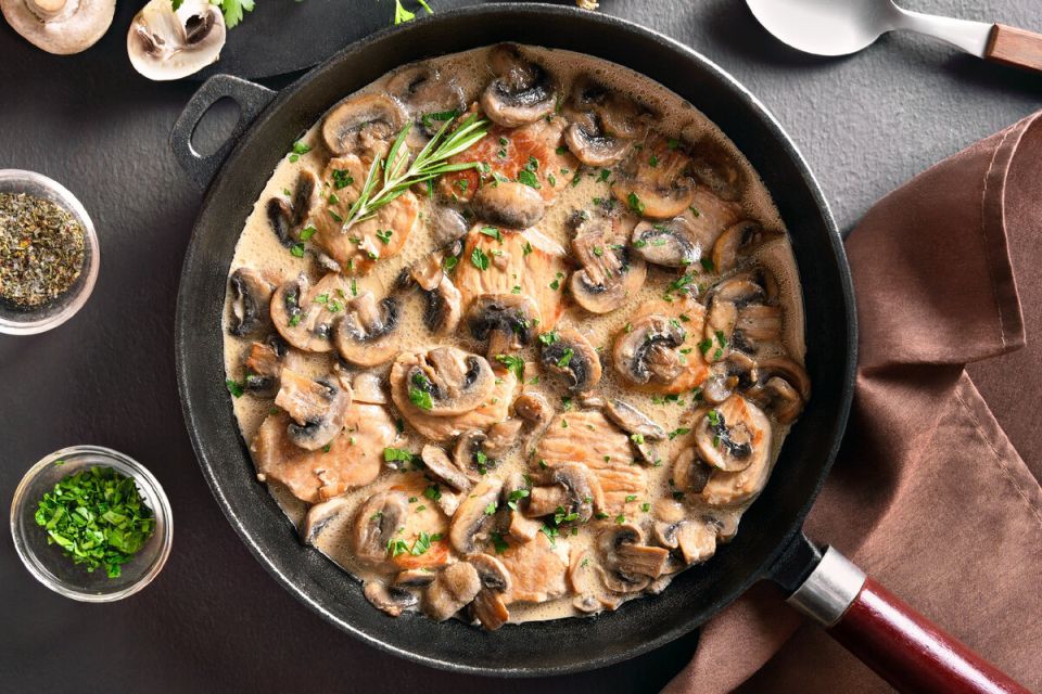 Погружение в кулинарное искусство: свинина в томатно-сливочном соусе с грибами