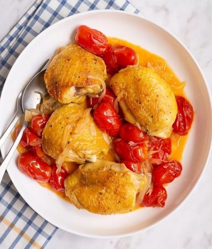 Кулинарный хит: куриные бедрышки с помидорами, которые покорят ваше сердце