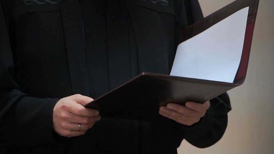 В Санкт-Петербурге предпринимателя наказали за продажу товаров с экстремистской символикой