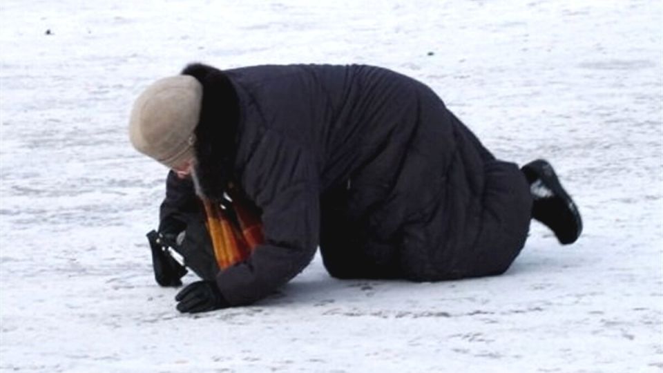 Зимние секреты: как предотвратить падения на скользком льду