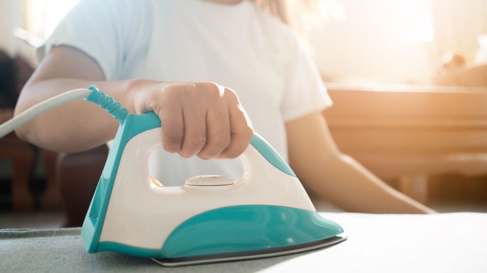 Не все еще потеряно: вот как убрать следы от утюга с разных видов ткани