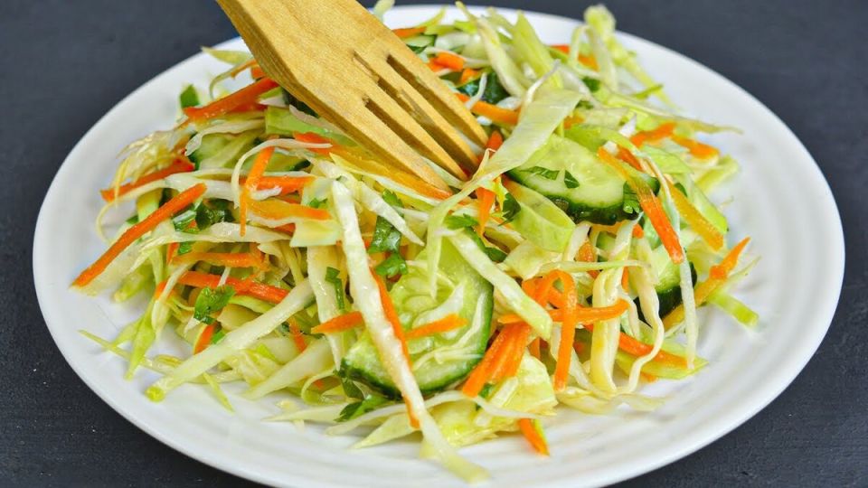 Простой и вкусный салат из капусты на каждый день