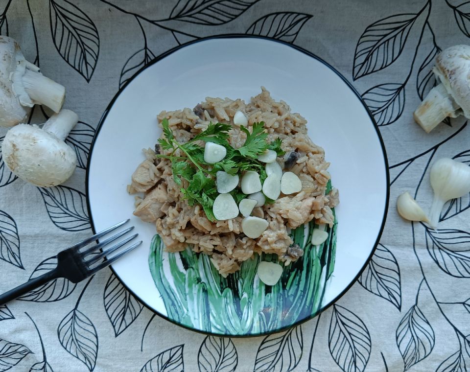 Как разнообразить рис: куриная грудка с грибами в сметанно-горчичном соусе