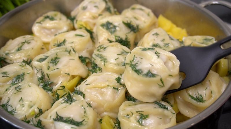 Манты на картофельной подушке: два блюда в одной кастрюле