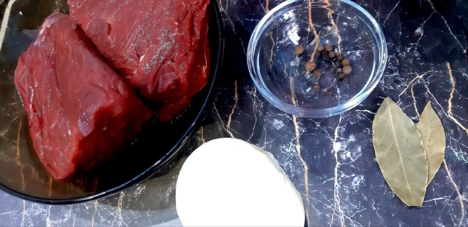 Как сварить мясо, чтобы оно было мягким и сочным для салатов