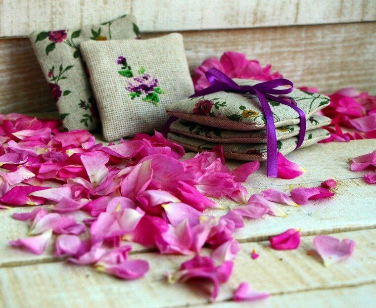 Как преобразовать опавшие лепестки роз в полезные вещи: 5 уникальных идей