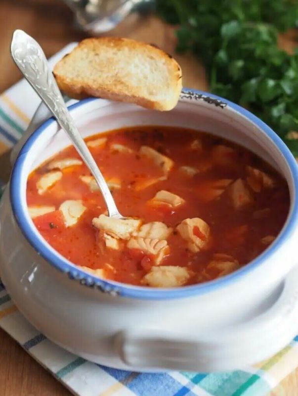 Рыбный борщ: непривычное кулинарное открытие для ценителей украинской кухни