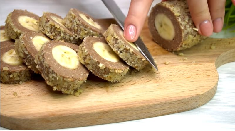 Легкий десерт для чаепития: банановая колбаска без духовки