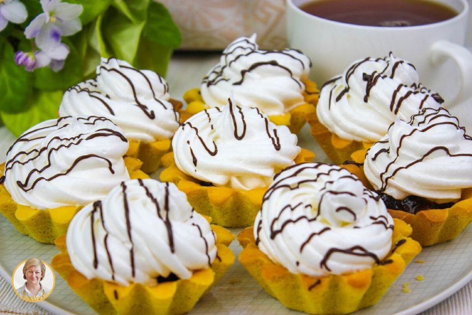 Песочные корзиночки с повидлом и воздушным кремом – идеальное угощение для любого стола!