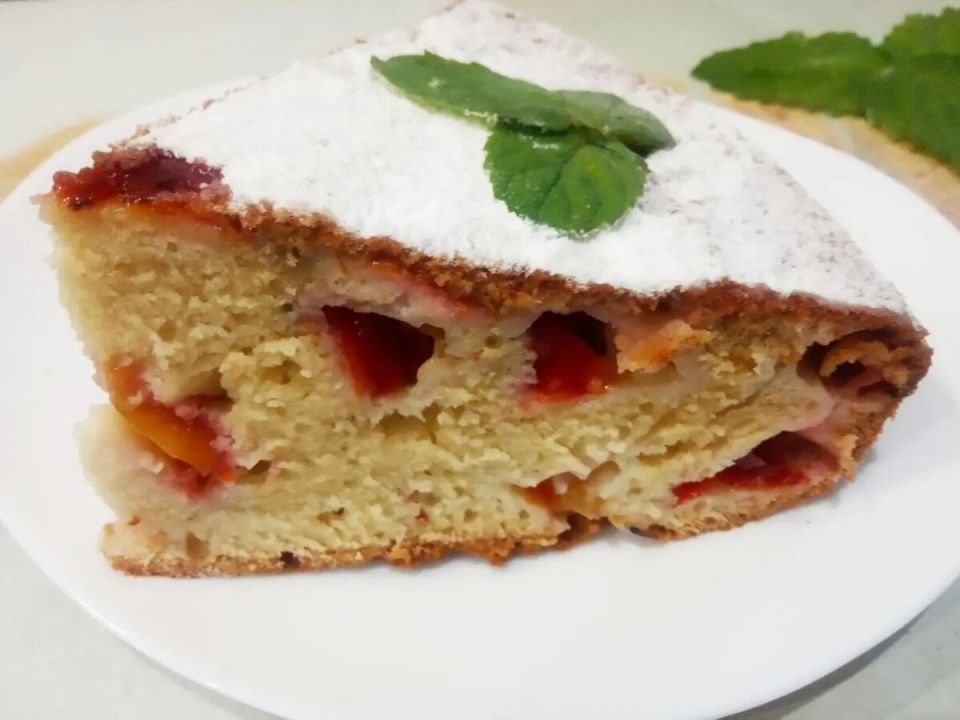 Нежный сливовый пирог на молоке: рецепт, который стоит попробовать