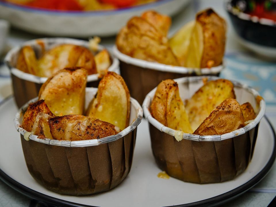 Вкусные картофельные дольки с сыром: идеальное лакомство к столу