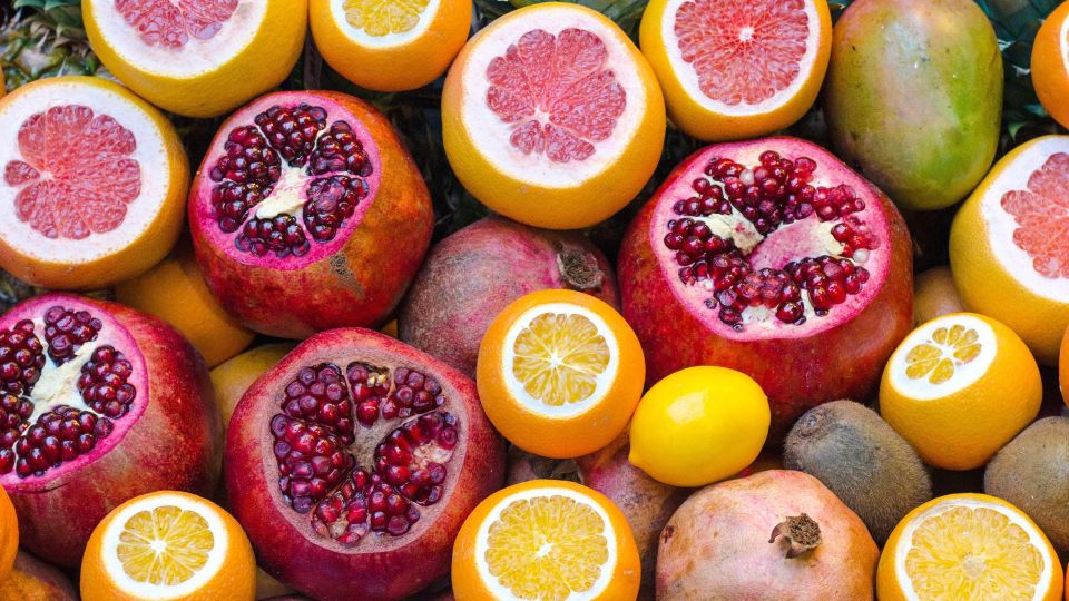 Не выбрасывайте заветрившуюся фруктовую нарезку: из нее можно сделать десерт к чаю