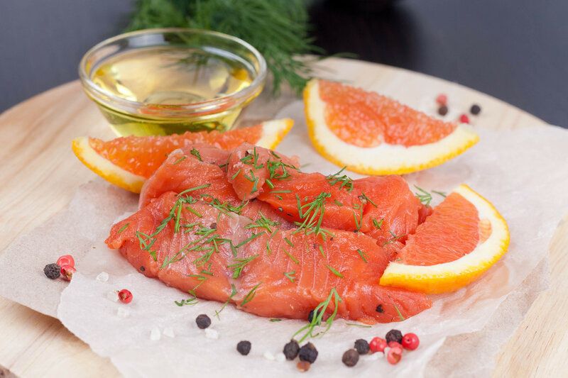 Традиционные рецепты: как приготовить маринованную и малосольную рыбу для праздничного стола