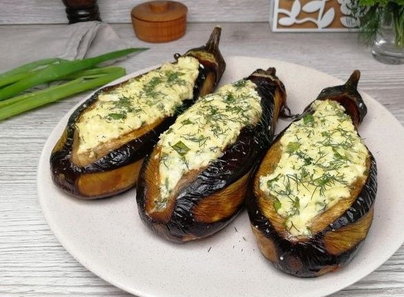 Летний кулинарный шедевр: баклажаны, фаршированные творогом и сыром