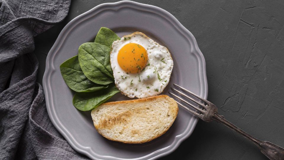 Раскрыт секрет идеальной глазуньи: готовьте так, и белок не будет жестким как подошва