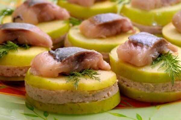 Яблочные кольца с горчичной сельдью: взрыв вкуса на вашем столе