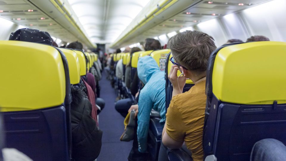 Никогда не покупайте билеты на эти места в самолете: даже короткий рейс превратится в ад