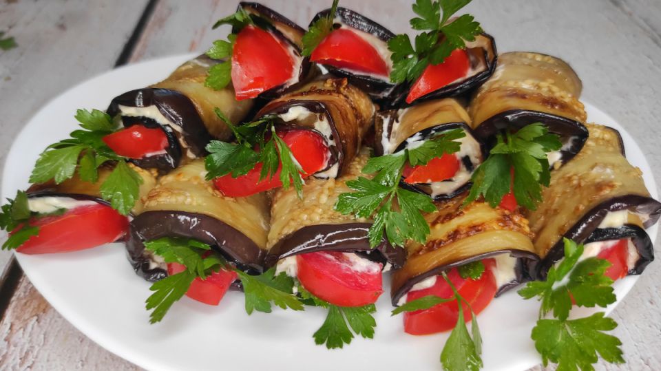Рулетики из баклажанов с помидорами и чесноком: Вкус, который невозможно забыть