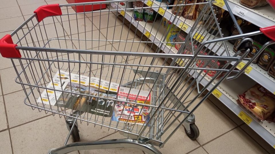 Почему покупатели застилают тележки в магазинах: неожиданные причины
