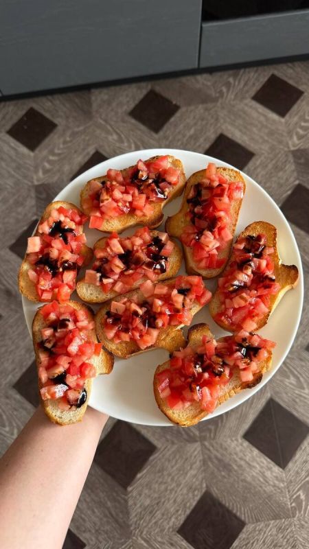 Изысканная брускетта с помидорами: классика итальянской кухни