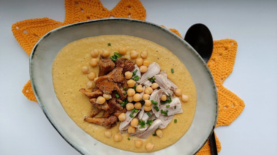 Нутовый суп-пюре с курицей и лисичками