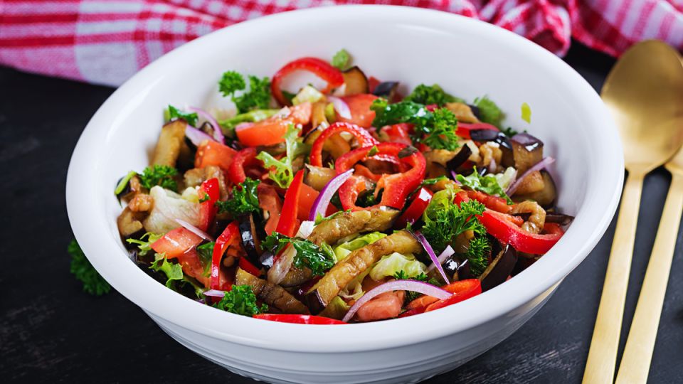 Летний гастрономический хит: несложный салат с баклажанами и помидорами, который покорит ваши сердца