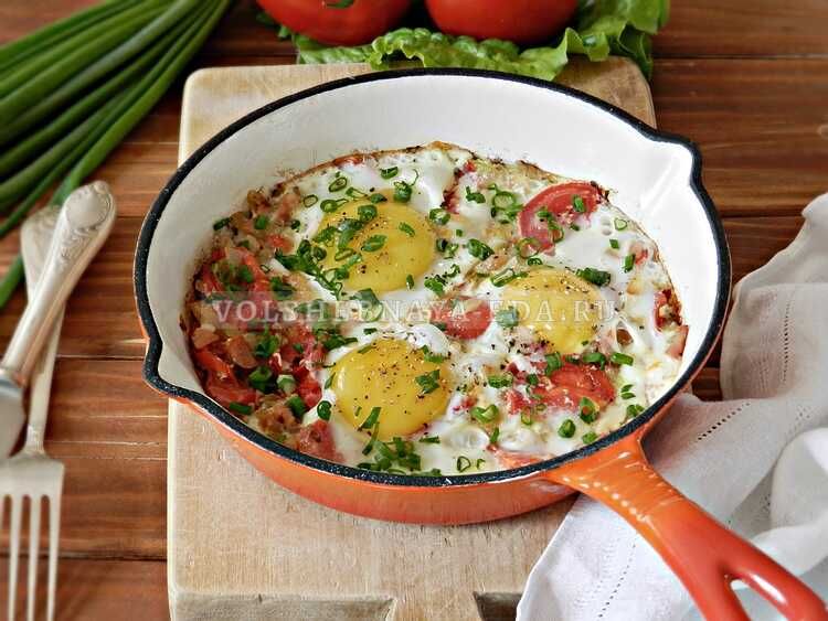 Как приготовить яичницу с луком и помидорами