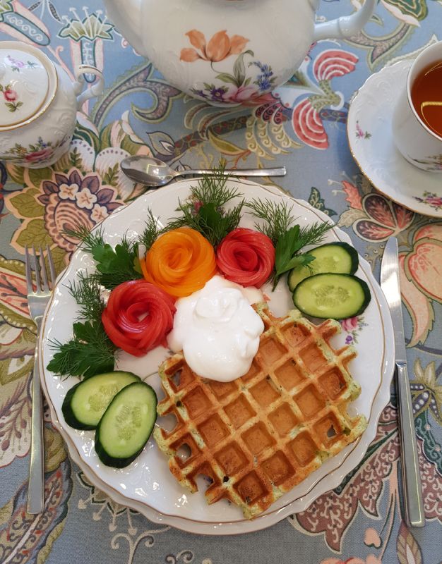 Творожно-сырные вафли с зеленью и чесноком