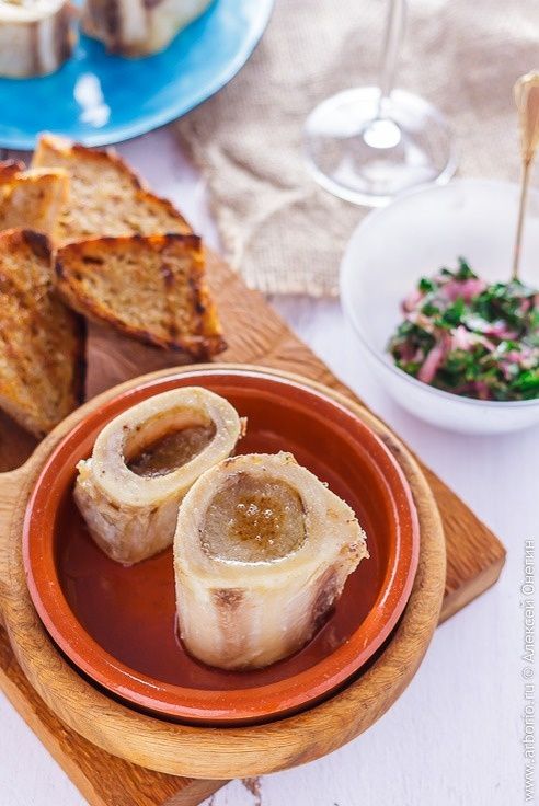 Запечённый костный мозг с салатом из петрушки — спокойное блюдо для редких гастрономических открытий