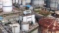 Огненное видео, от которого холодеет спина: китайский рабочий успел спрыгнуть с огромной емкости для химикатов, прежде чем она взлетела на воздух