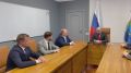 В здании правительства губернатор Вячеслав Федорищев вручил нагрудный знак За заслуги перед Самарской областью бывшему главному тренеру Крыльев Советов Игорю Осинькину