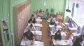 Выпускники школ продолжают сдавать экзамены