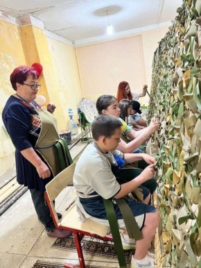 Жители Сергиевского района продолжают активно собирать посылки, изготавливать окопные свечи и браслеты выживания, а также писать письма нашим солдатам