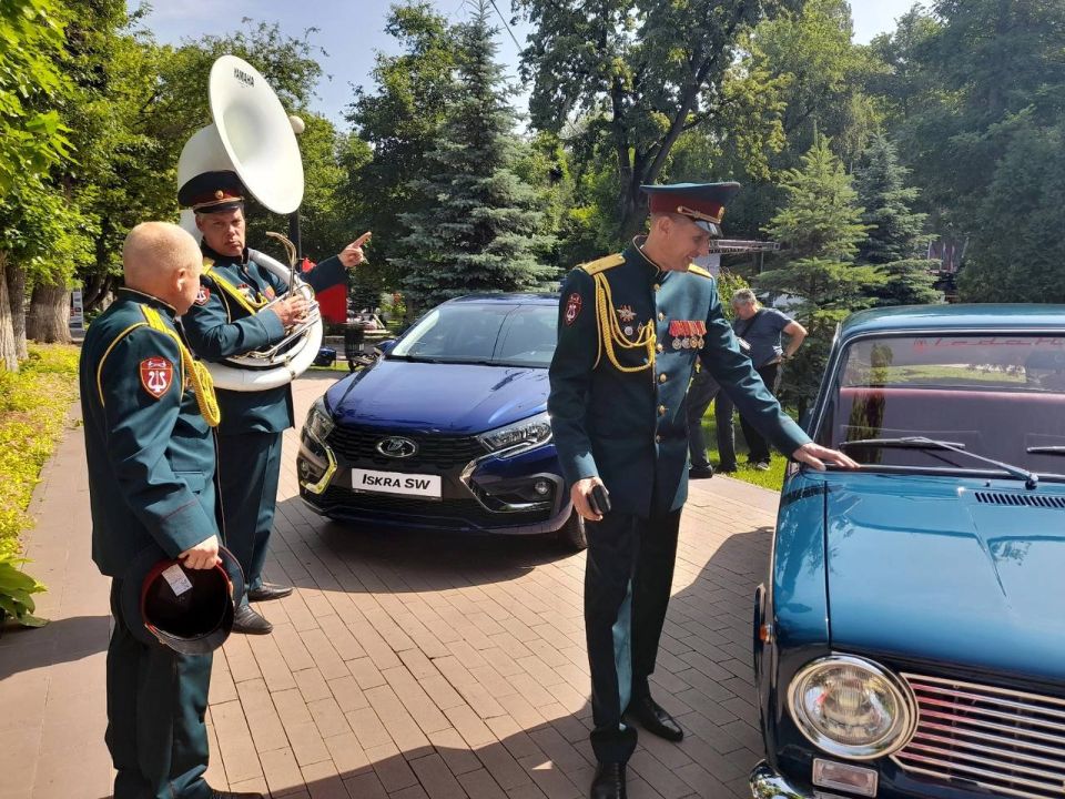 #прямосейчас в Струковском саду Самары – последние приготовления к открытию юбилейного XXX фестиваля журналистики «Пресса-2025»!