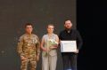 Выпускник первого потока программы "Школа героев", ветеран СВО Максим Меделяев сегодня на фестивале "Пресса-2025" вручал награды журналистам в номинации "Единство и верность":