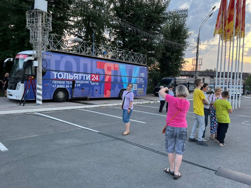 На площади Свободы сейчас многолюдно! Целыми семьями тольяттинцы пришли на закрытие фестиваля КУКСЪЕЗД!