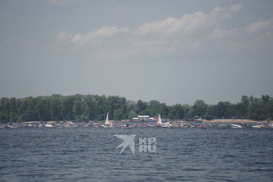 Тем временем в Самаре проходит парад судов