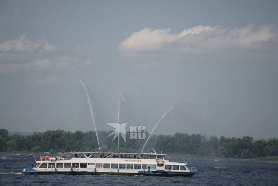 Тем временем в Самаре проходит парад судов